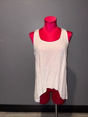 Love Stitch White hi-low sleeveless crochet flower top!